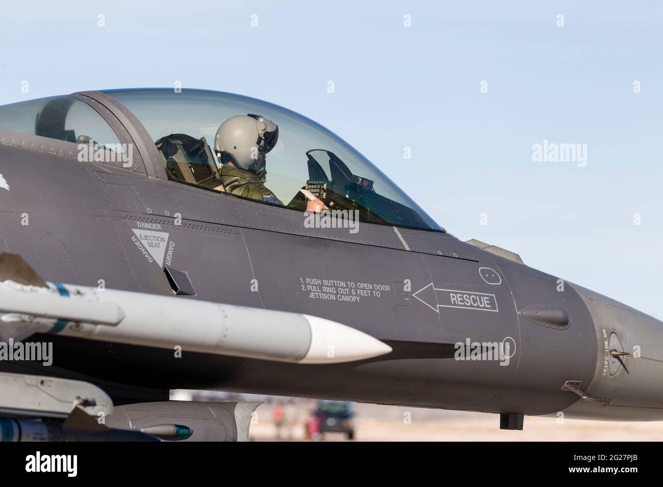 Ein F-16C-Pilot der US-Luftwaffe, der gegen Falcon kämpft, gibt die letzten Daten vor dem Start ein. Stockfoto