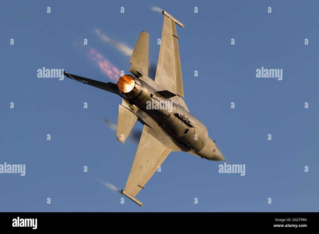 Eine F-16C der US-Luftwaffe gegen Falcon zieht eine enge Kurve. Stockfoto