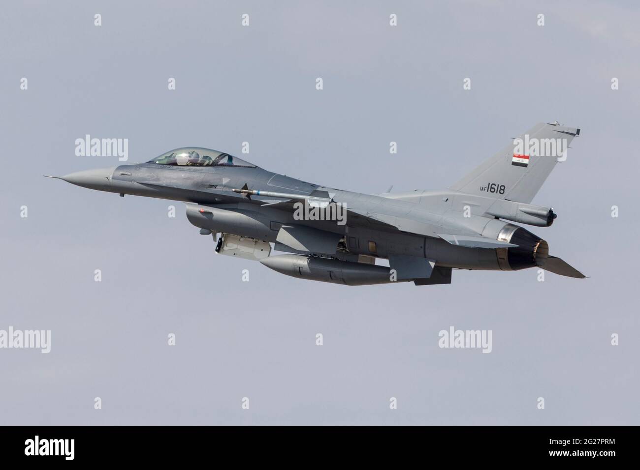 Eine irakische Luftwaffe F-16C kämpft Falcon hebt ab. Stockfoto