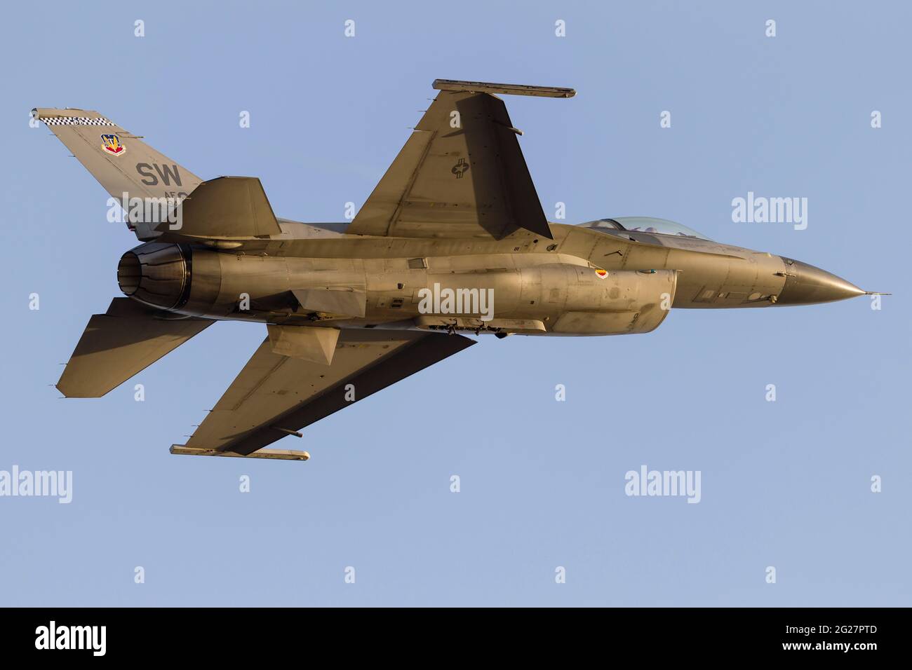 Eine F-16C der US-Luftwaffe im Kampf gegen Falcon. Stockfoto