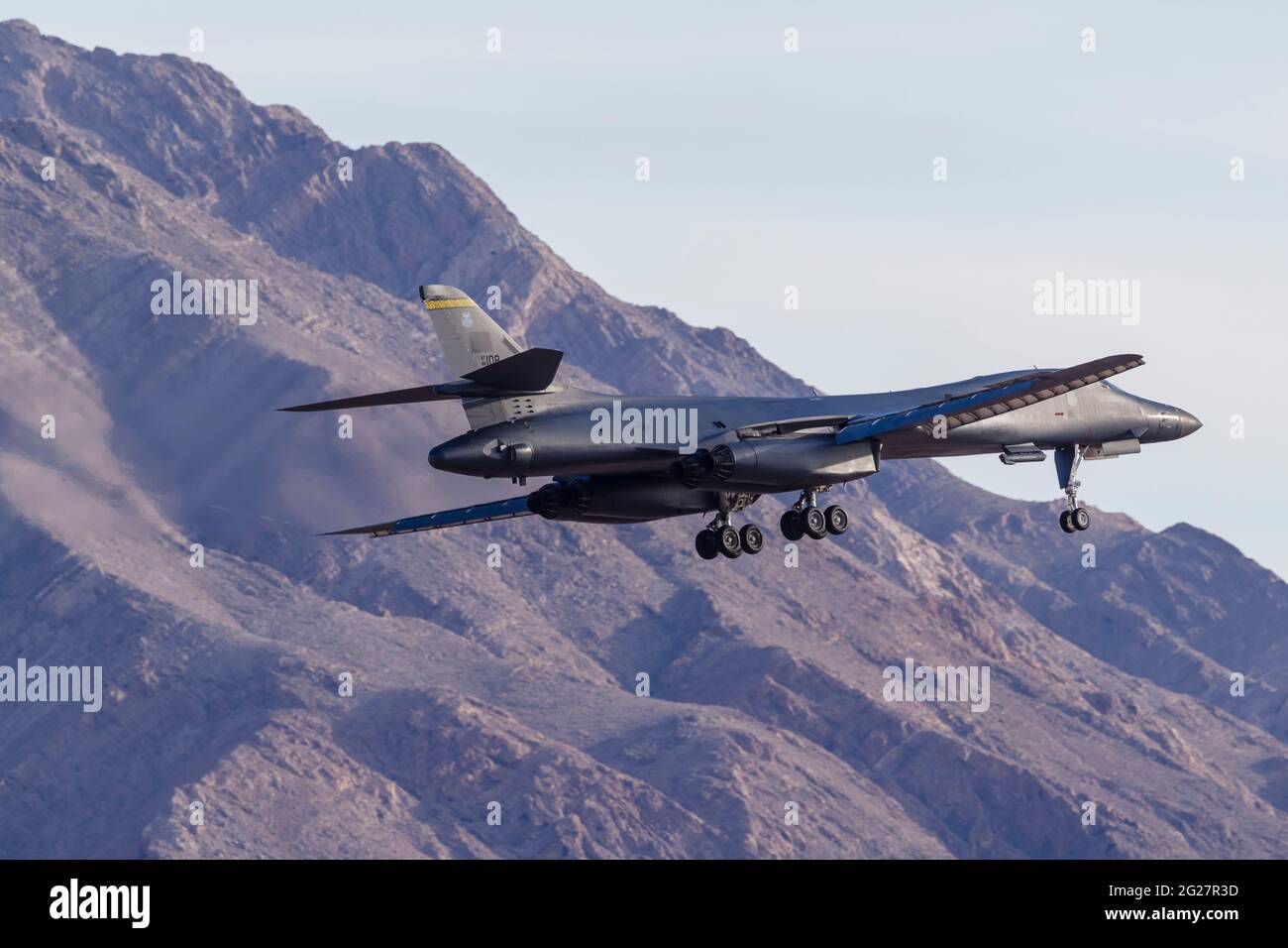 Ein US-Air Force B-1 b Lancer im Endanflug auf Nellis Air Force Base, Nevada. Stockfoto