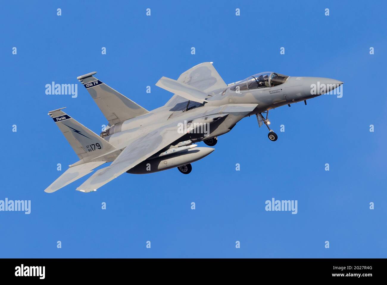 Ein Florida Air National Guard F-15C Eagle mit angezogener Speedbrake. Stockfoto