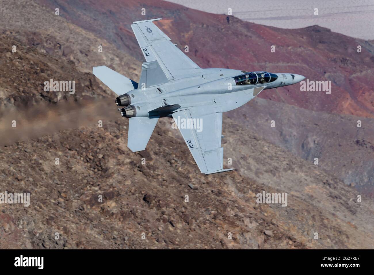 Eine US Navy F/A-18F Super Hornet fliegt durch Death Valley, Kalifornien. Stockfoto