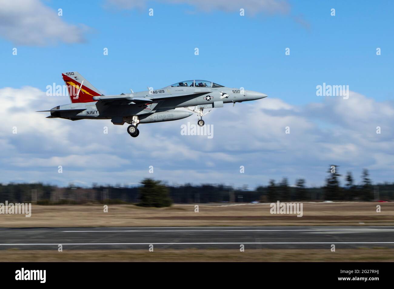 Ein EA-18G Growler der US Navy über den endgültigen Ansatz. Stockfoto