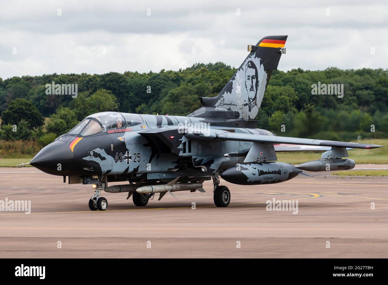 Eine Panavia Tornado ECR der deutschen Luftwaffe taxi nach der Landung ein. Stockfoto