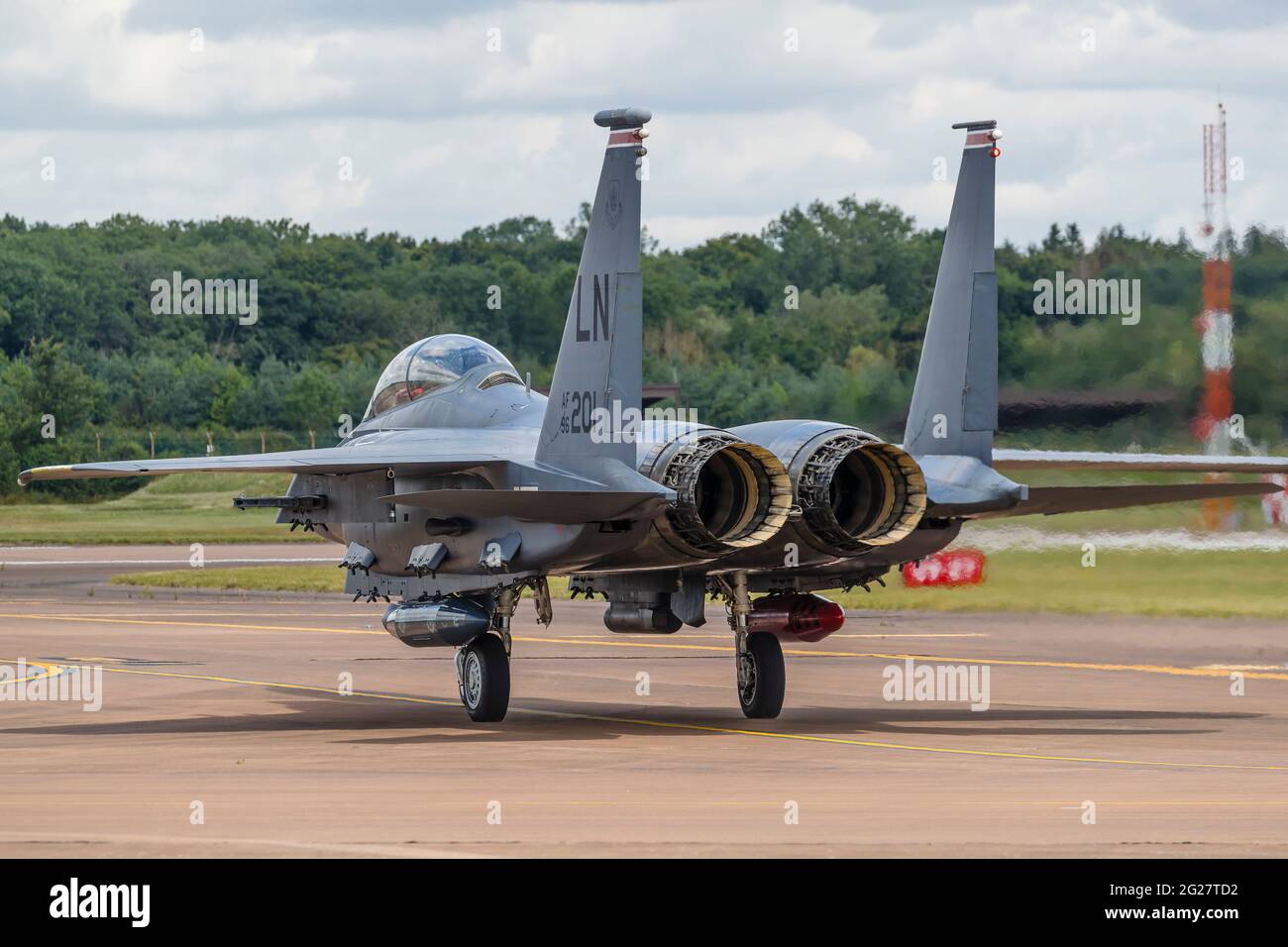 Ein US Air Force F-15E Strike Eagle tagt nach der Landung ein. Stockfoto