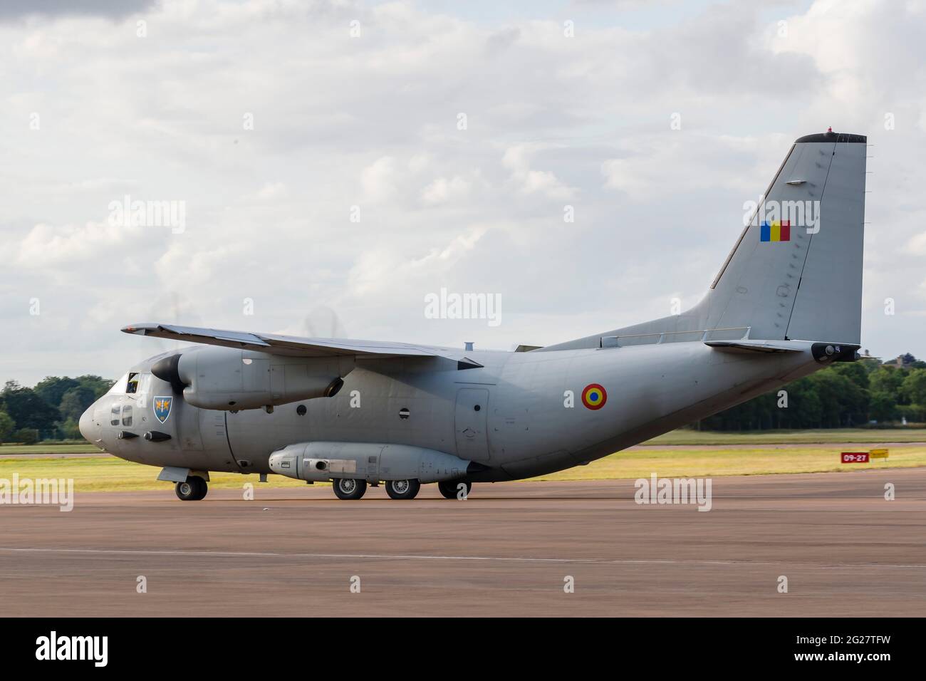 Eine rumänische Luftwaffe C-27J taxi nach der Landung in RAF Fairford. Stockfoto