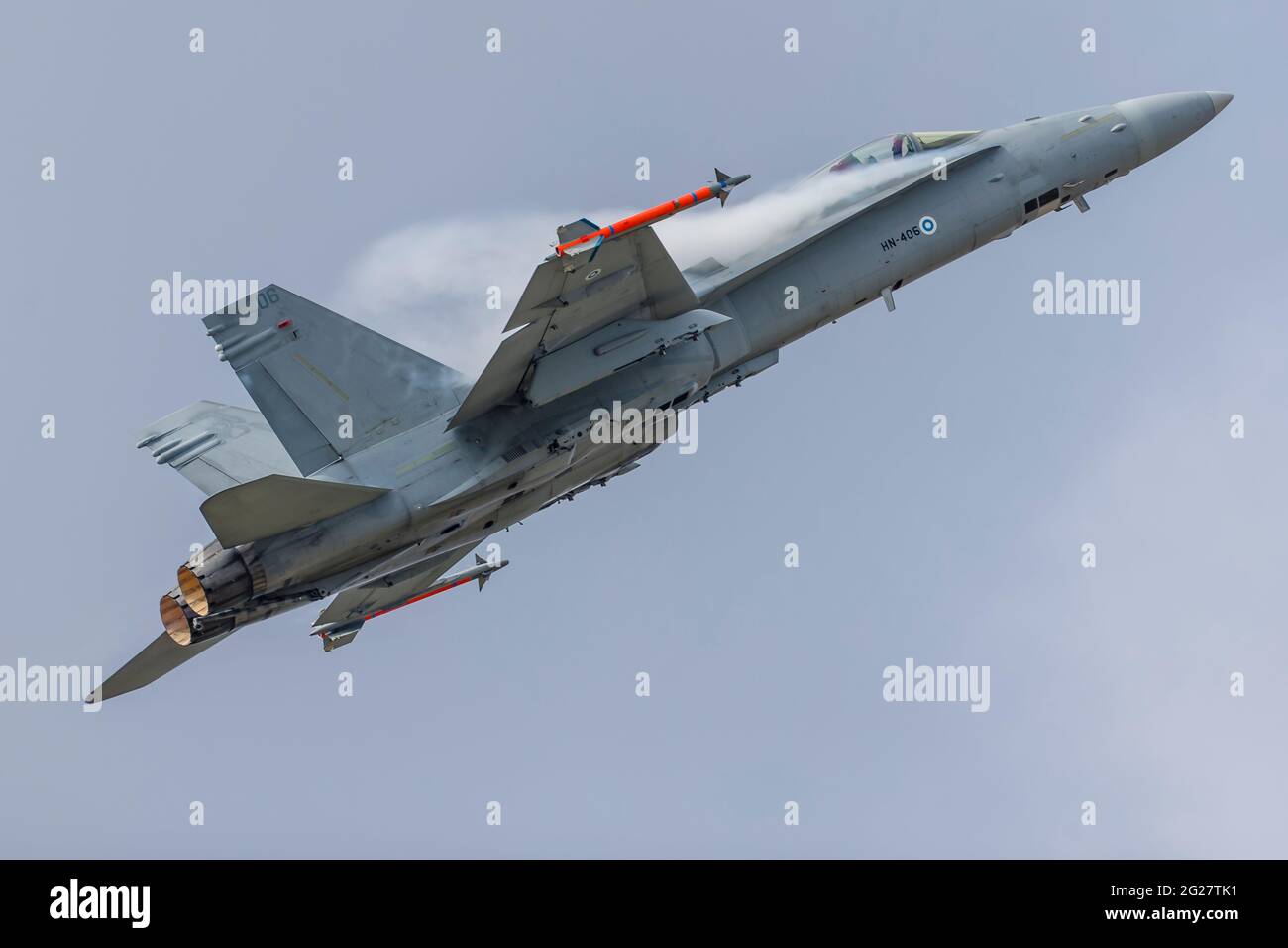 Eine finnische Luftwaffe F/A-18C Hornet zieht G's. Stockfoto