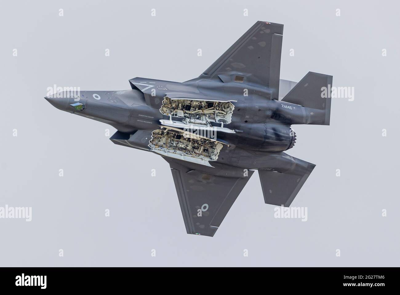 Ein Blitz der Royal Air Force F-35B fliegt mit offenen Waffenschächten vorbei. Stockfoto