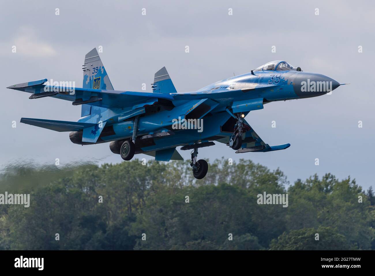 Ein Sukhoi Su-27 Flanker der ukrainischen Luftwaffe kommt zur Landung. Stockfoto