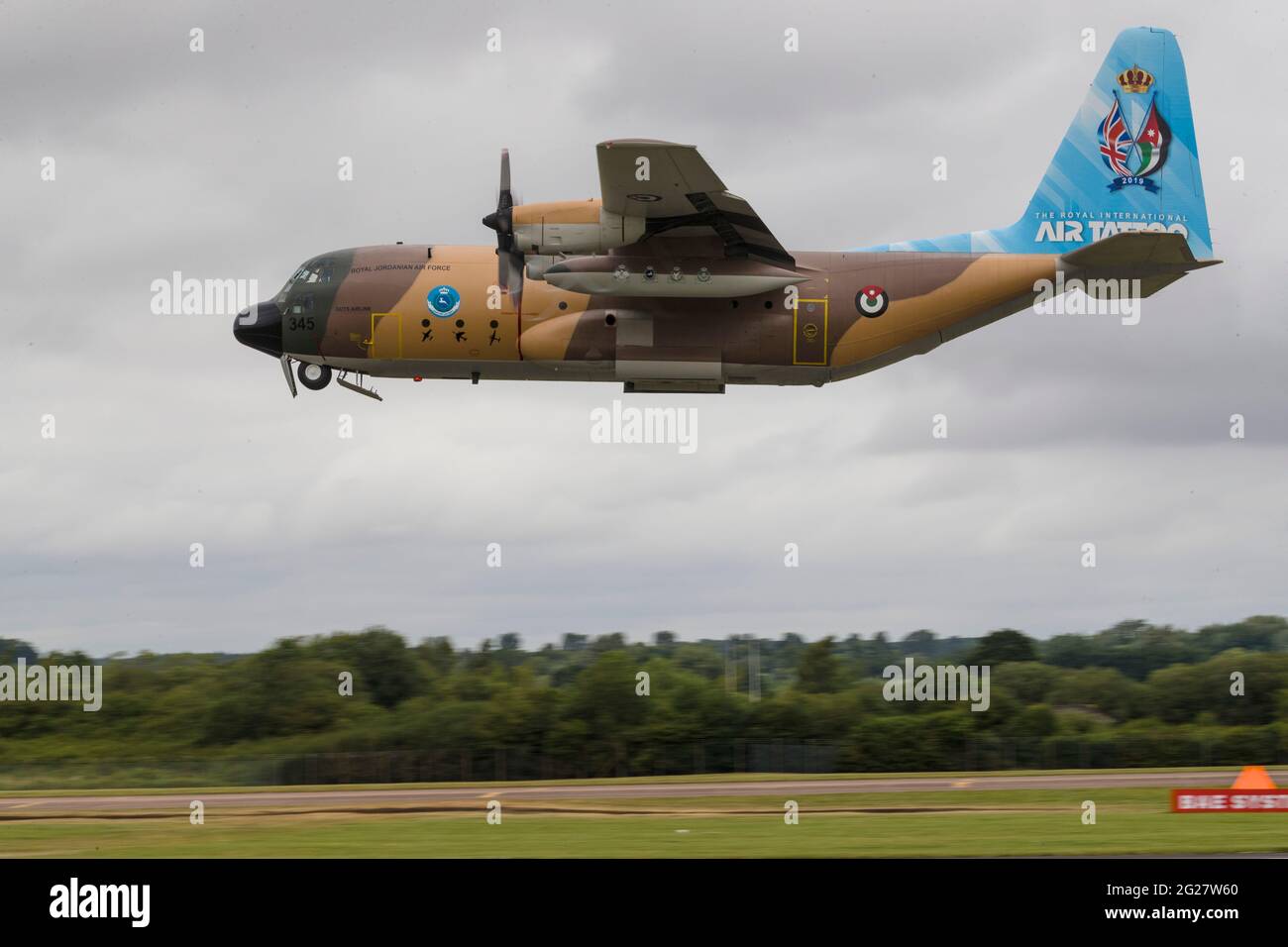 Eine Royal Jordanian Air Force C-130 Hercules hebt ab. Stockfoto
