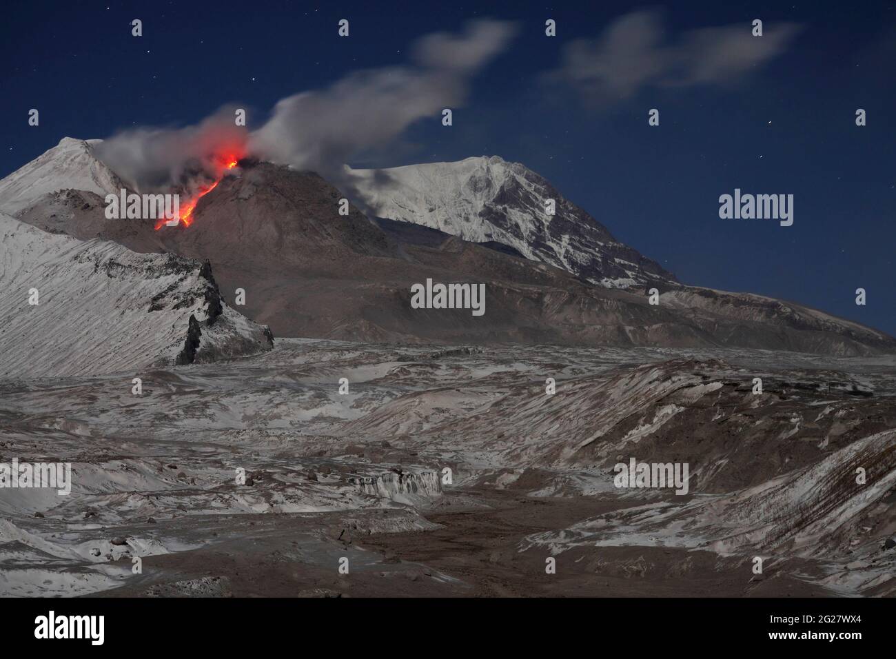 Glühender Steinschlag glühender Lava an der Flanke des Shiveluch Vulkans. Stockfoto