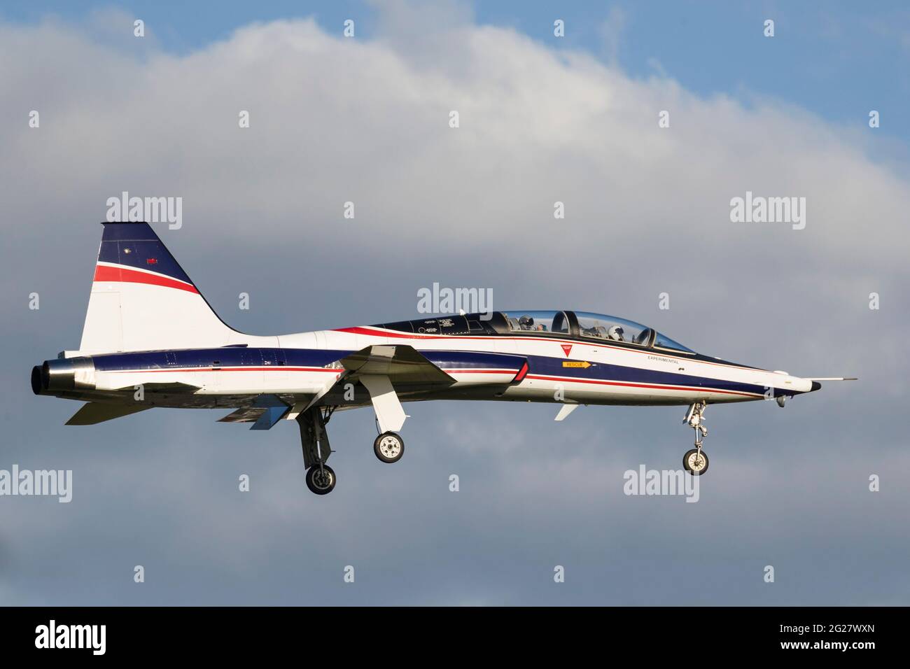 Ein T-38 Talon über den endgültigen Ansatz für Boeing Field, Seattle, Washington. Stockfoto