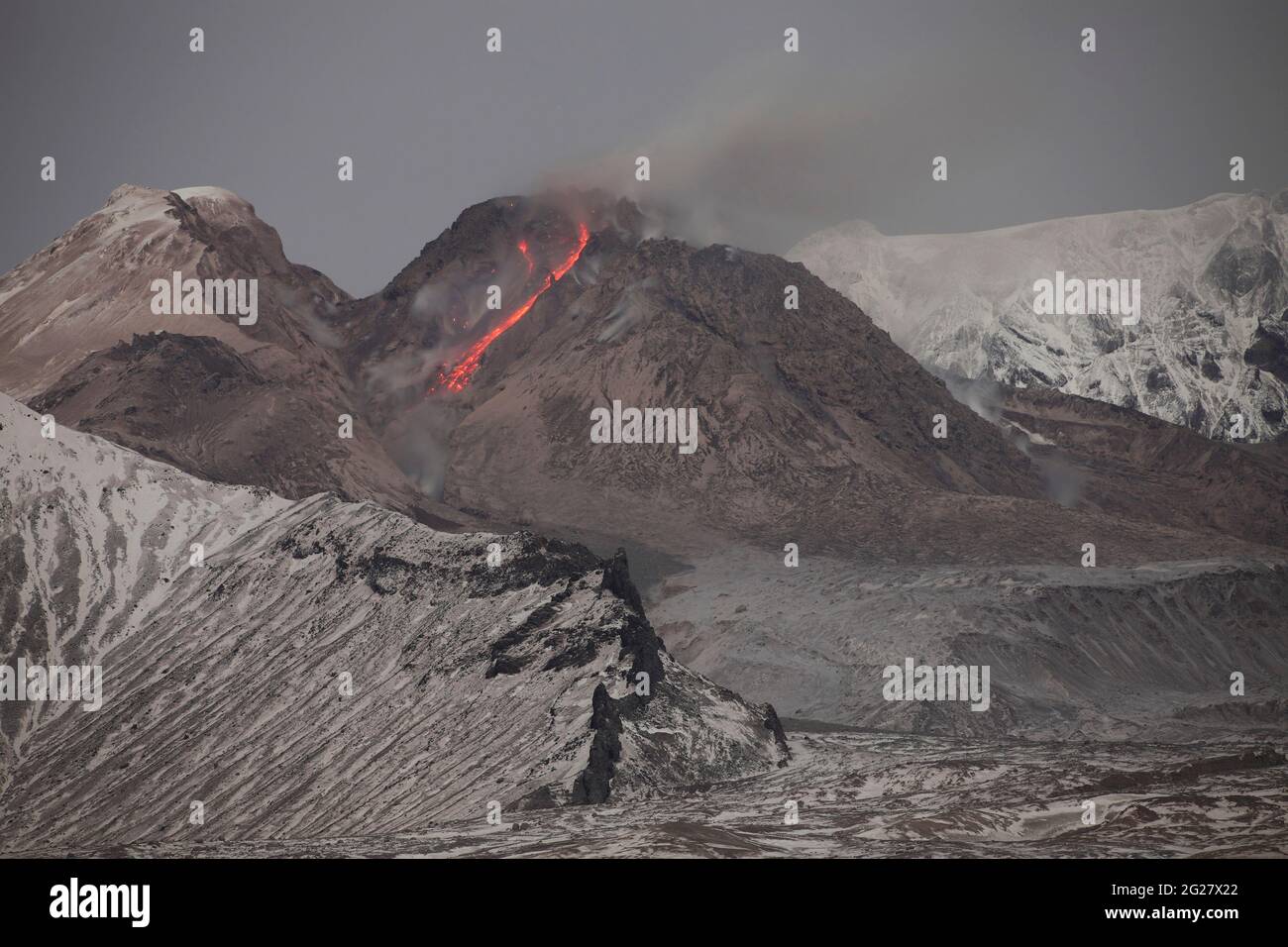 Glühender Steinschlag glühender Lava an der Flanke des Shiveluch Vulkans. Stockfoto