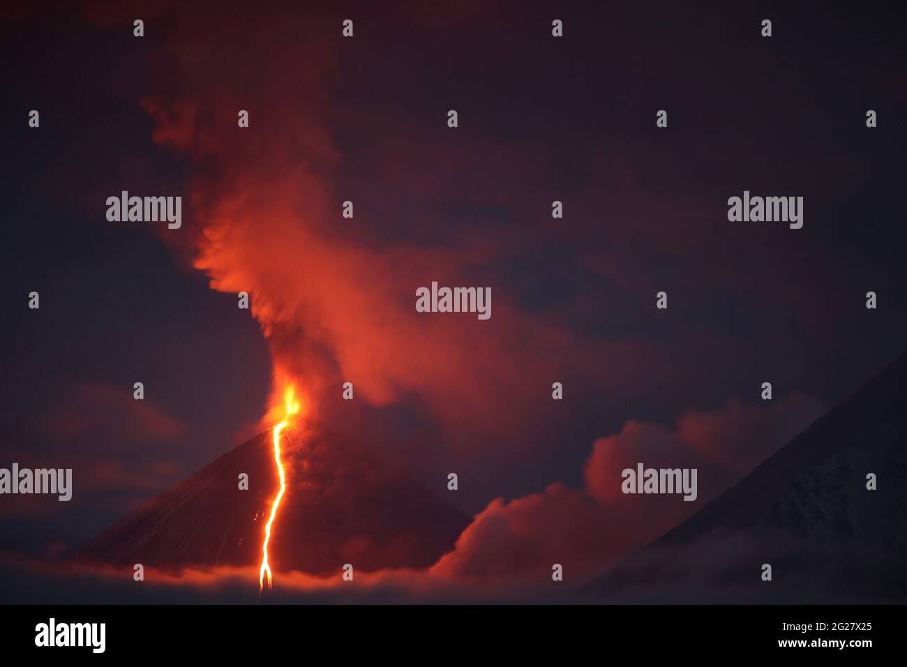 Nächtliche Eruption des Vulkans Kliuchevskoi, Russland. Stockfoto