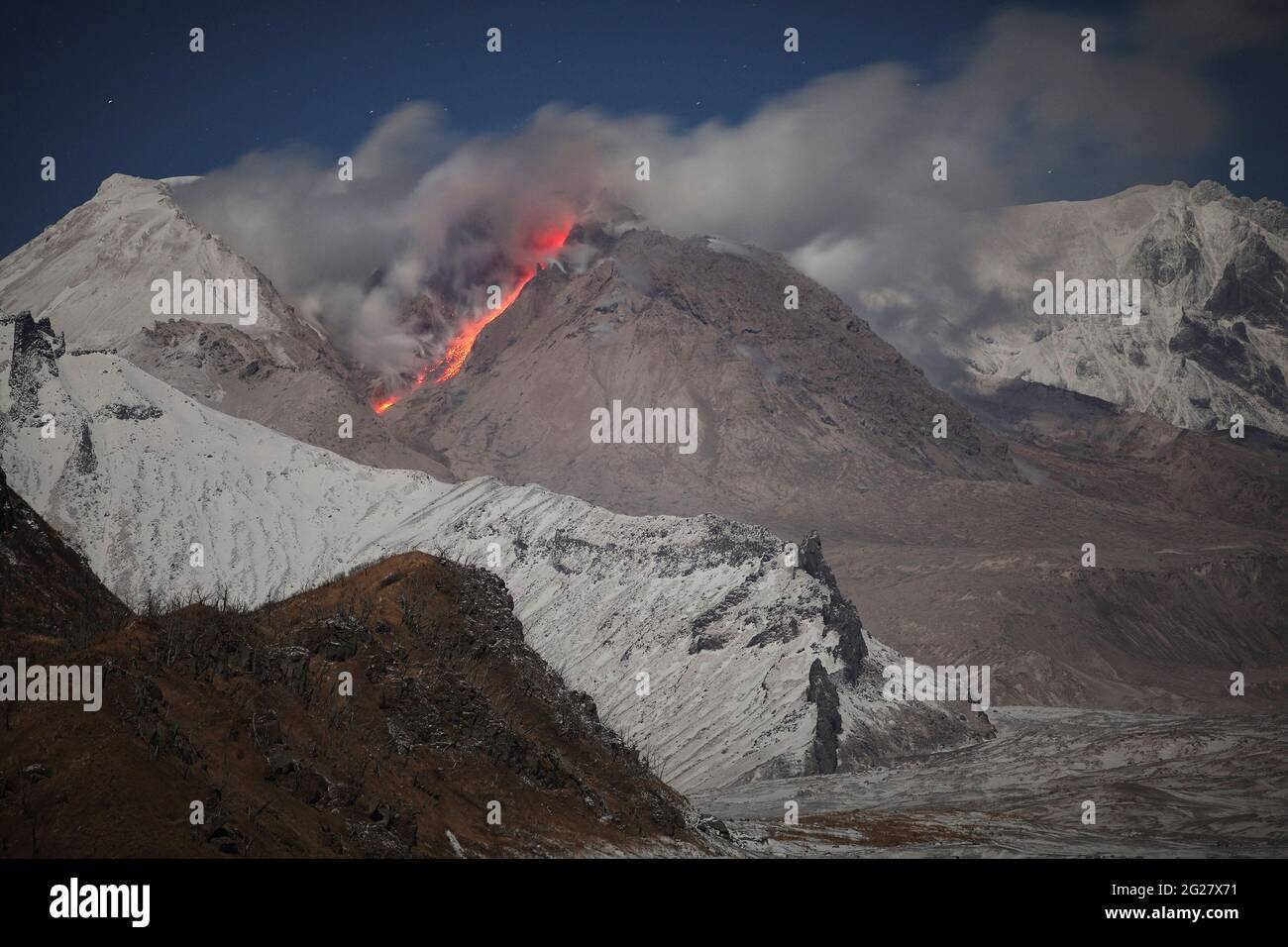 Mondschein Blick auf glühende Lava unten Flanke des Shiveluch Vulkan. Stockfoto