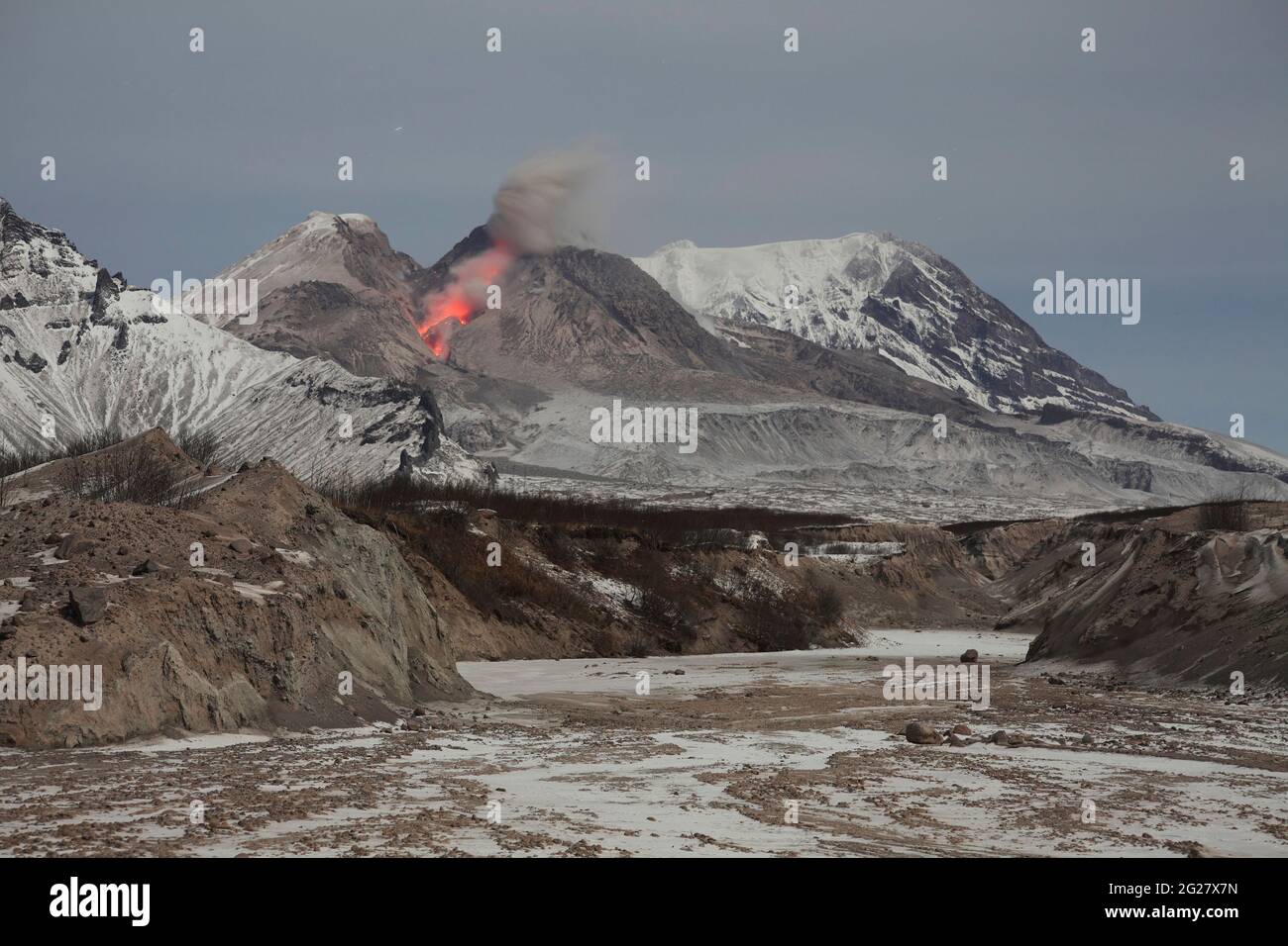 Nächtliche Sicht auf glühende Lava am Boden des Shiveluch Vulkans. Stockfoto