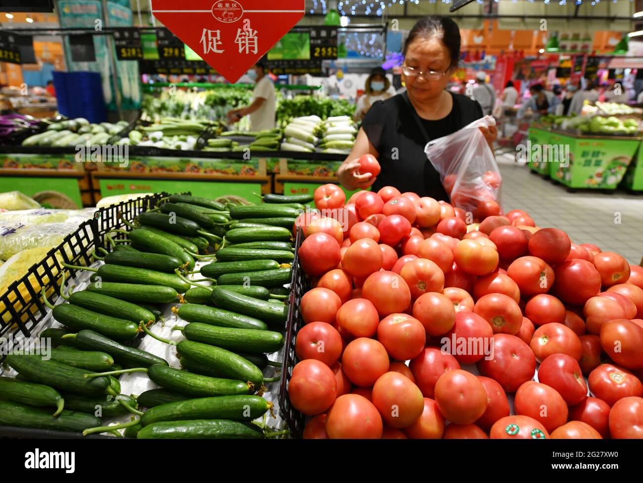 Fuyang, China. Juni 2021. Eine Frau kauft frisches Gemüse im RT Mart Supermarkt ein.Chinas Verbraucherpreisindex, ein Hauptmaßwert der Inflation, wuchs im vergangenen Monat um 1.3 Prozent gegenüber dem Vorjahr, ein Anstieg von 0.9 Prozent im April, sagte das Nationale Statistikamt am Mittwoch. Der Verbraucherpreisindex nahm zu, da die Lebensmittelpreise aufgrund des knappen Angebots an Süßwasserfischen und Eiern stiegen, während die Preise für Nichtnahrungsmittel stiegen, da die Transportkosten durch die steigenden internationalen Rohölpreise erhöht wurden, sagte die NBS. Kredit: SOPA Images Limited/Alamy Live Nachrichten Stockfoto