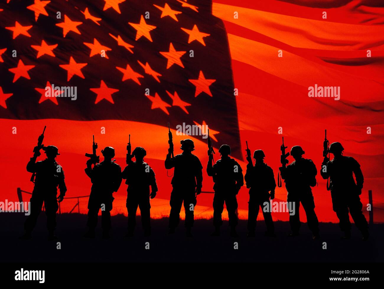 Digitale Zusammenstellung der amerikanischen Soldaten auf dem Land mit amerikanischer Flagge. Stockfoto