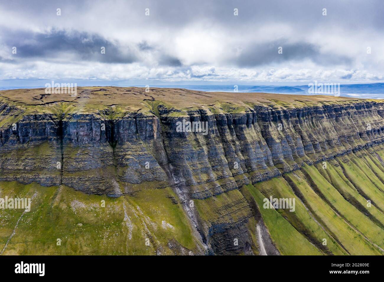 Luftaufnahme des Berges Benbulbin in der Grafschaft Sligo, Irland. Stockfoto