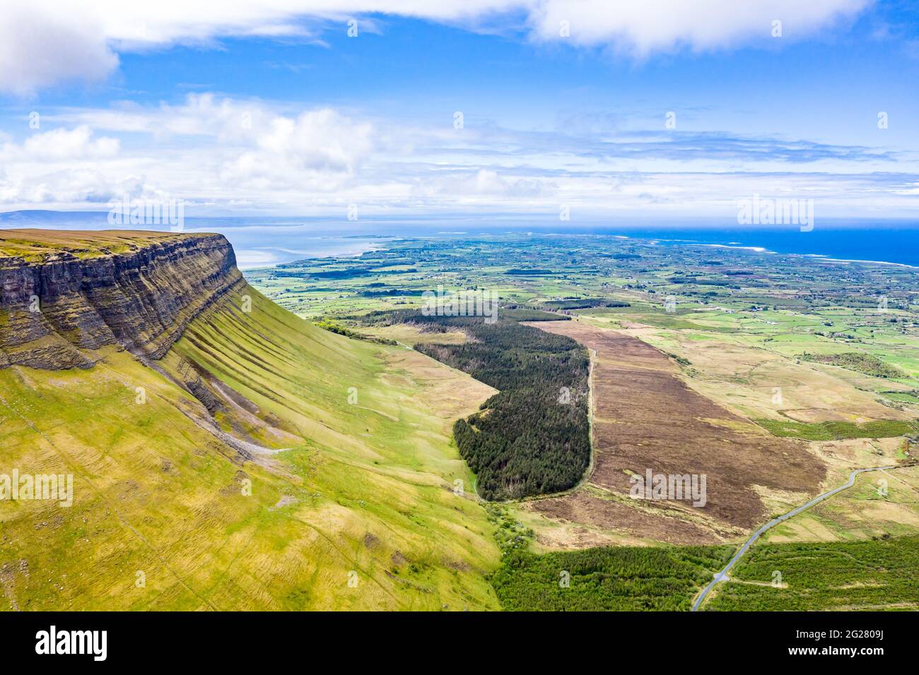 Luftaufnahme des Berges Benbulbin in der Grafschaft Sligo, Irland. Stockfoto