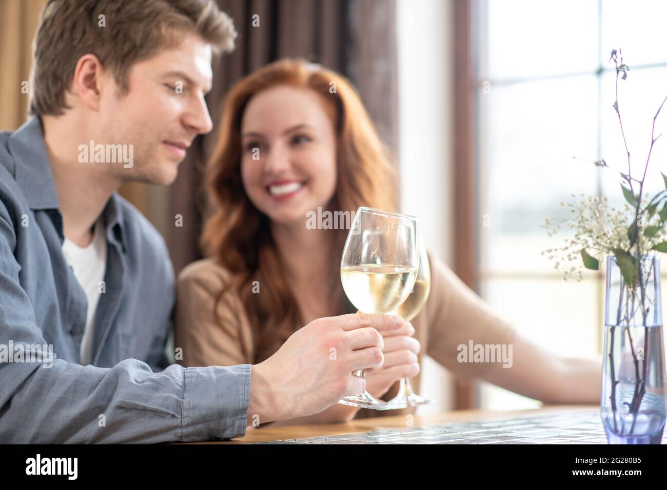 Glückliches Paar mit Gläsern Wein im Restaurant Stockfoto