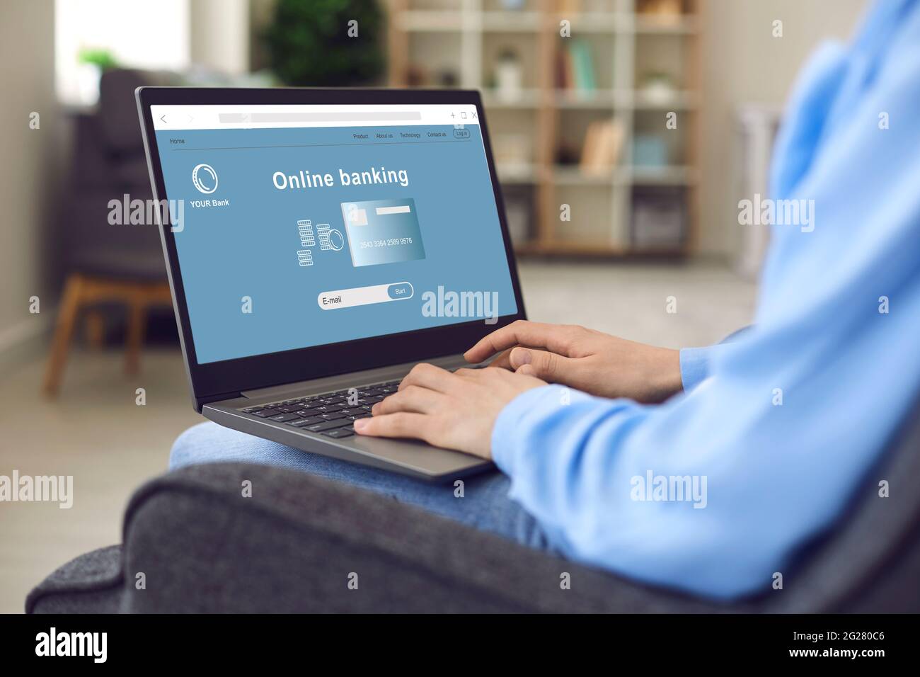 Frau, die ihr Notebook benutzt, um ein Bankkonto zu eröffnen und Geld online zu überweisen Stockfoto