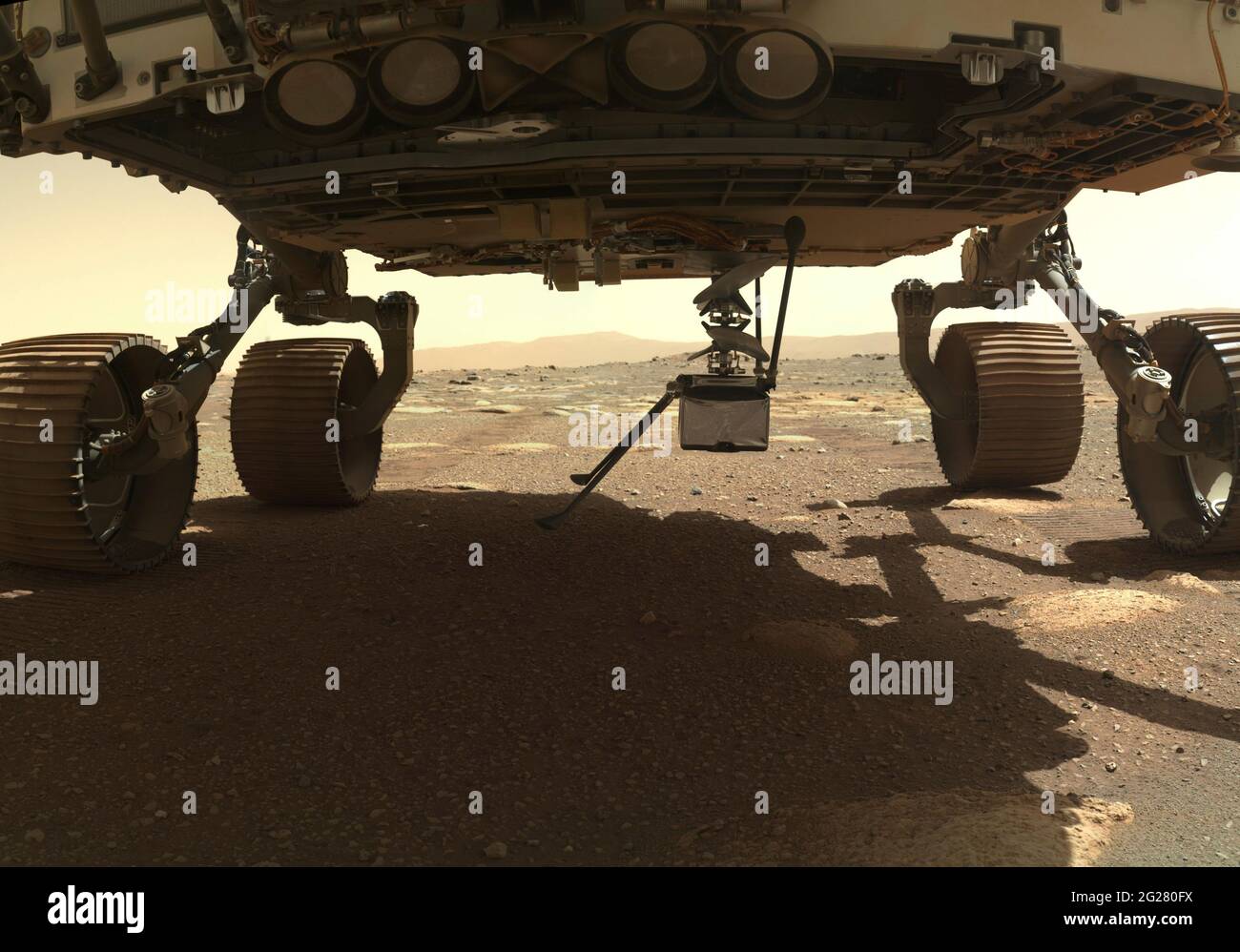 Der NASA-Marsshubschrauber Ingenuity ragt vertikal auf dem Bauch des Perseverance Rover in Position. Stockfoto