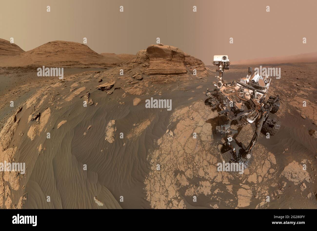Curious Mars Rover macht Selfie vor dem Mont Mercou. Stockfoto