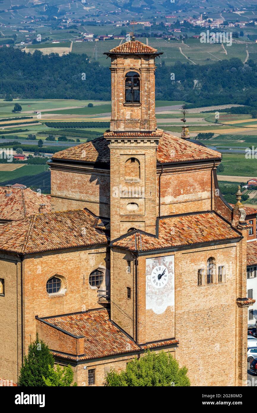 Ansicht der alten Backsteinkirche in der Kleinstadt Guarene im Piemont, Norditalien. Stockfoto