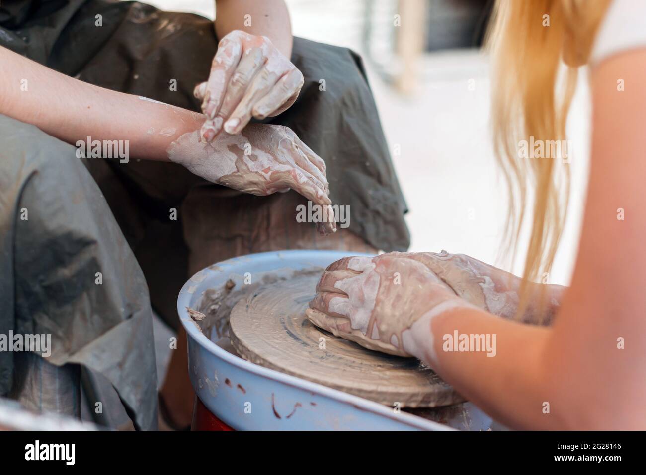 Zwei Personen arbeiten in Keramik, um Figuren zu schaffen. Stockfoto