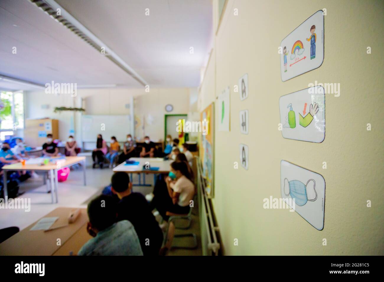 Berlin, Deutschland. Juni 2021. An der Fritz-Karsen-Schule im Berliner Stadtteil Britz ist die AHA-Regel in einer gemischten Klasse der Klassen 4-6 an der Wand zu sehen. In den letzten zwei Wochen vor den Sommerferien gibt es wieder einen persönlichen Unterricht mit allen Schülern in der Hauptstadt. Quelle: Christoph Soeder/dpa/Alamy Live News Stockfoto