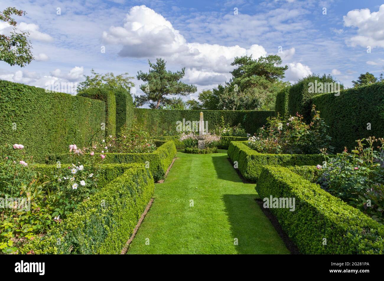 Ein formeller Garten auf dem Gelände der Menagerie, Horton, Northamptonshire, Großbritannien; geöffnet nach dem National Garden Scheme Stockfoto