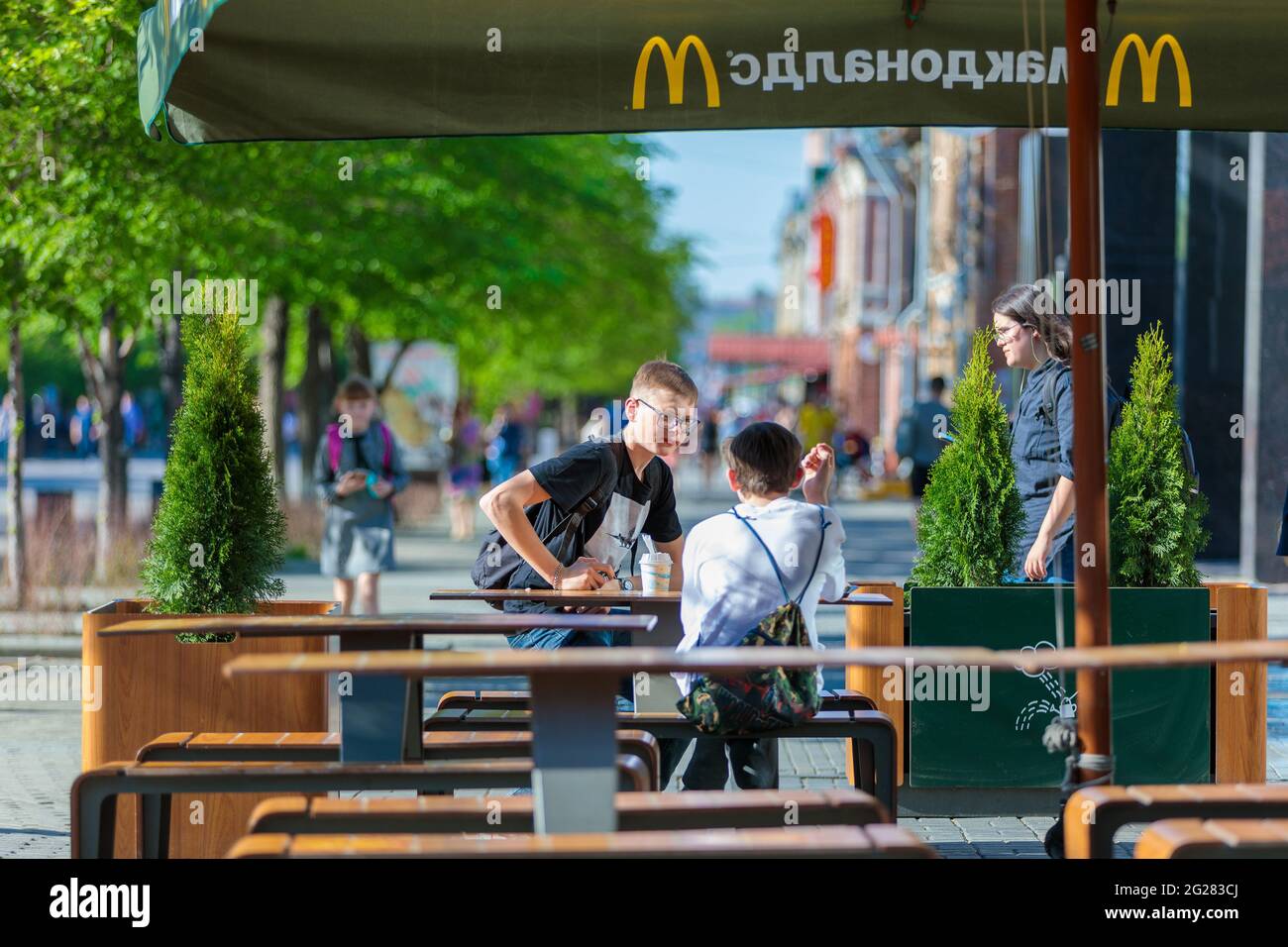 Zwei Teenager essen Eis bei McDonald's. Tscheljabinsk, Russland, 15. Mai 2021 Stockfoto