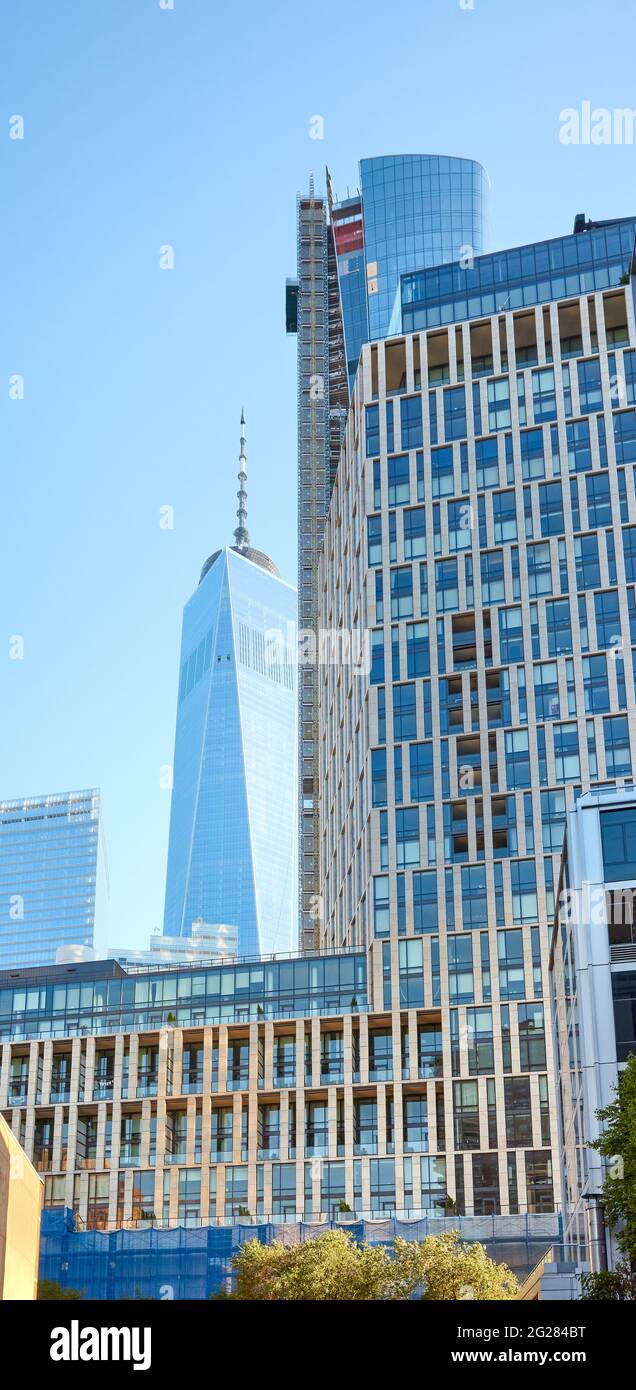 New York, USA - 30. Juni 2018: Manhattan Moderne Architektur mit Freedom Tower im Hintergrund. Stockfoto