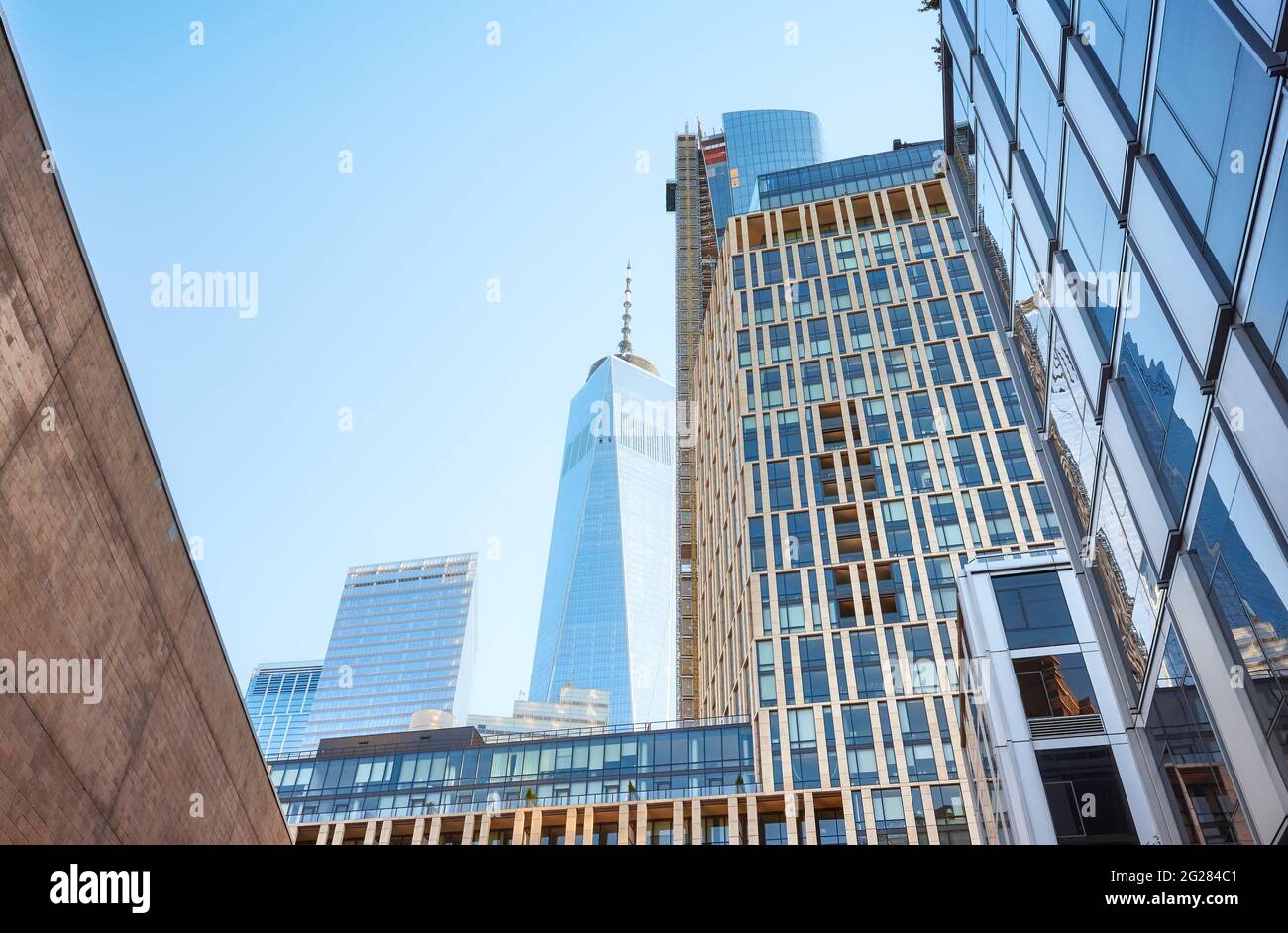 New York, USA - 30. Juni 2018: Manhattan Moderne Architektur mit Freedom Tower im Hintergrund. Stockfoto