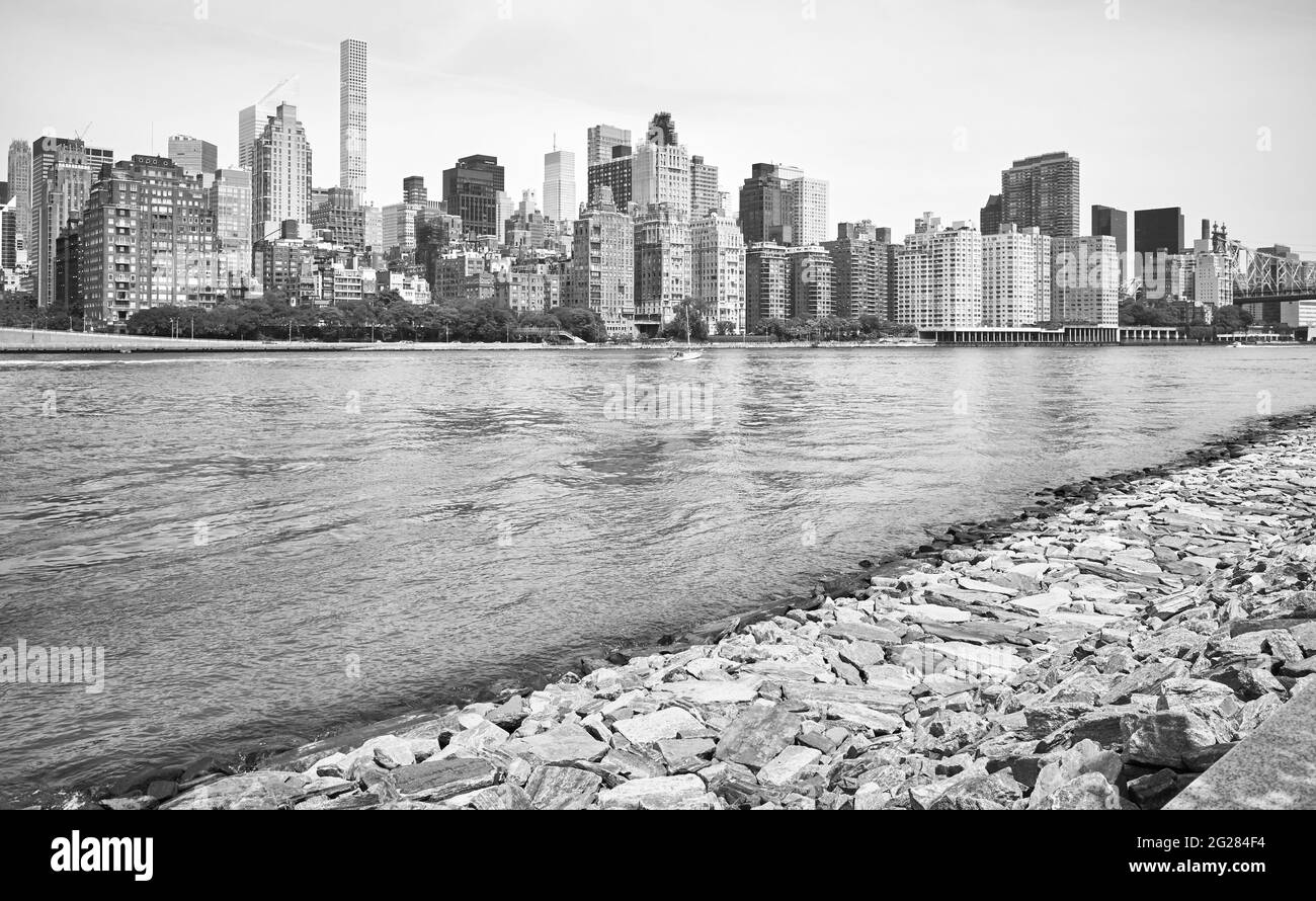 Schwarz-Weiß-Bild der Skyline von Manhattan von der Roosevelt Island, New York City, USA. Stockfoto