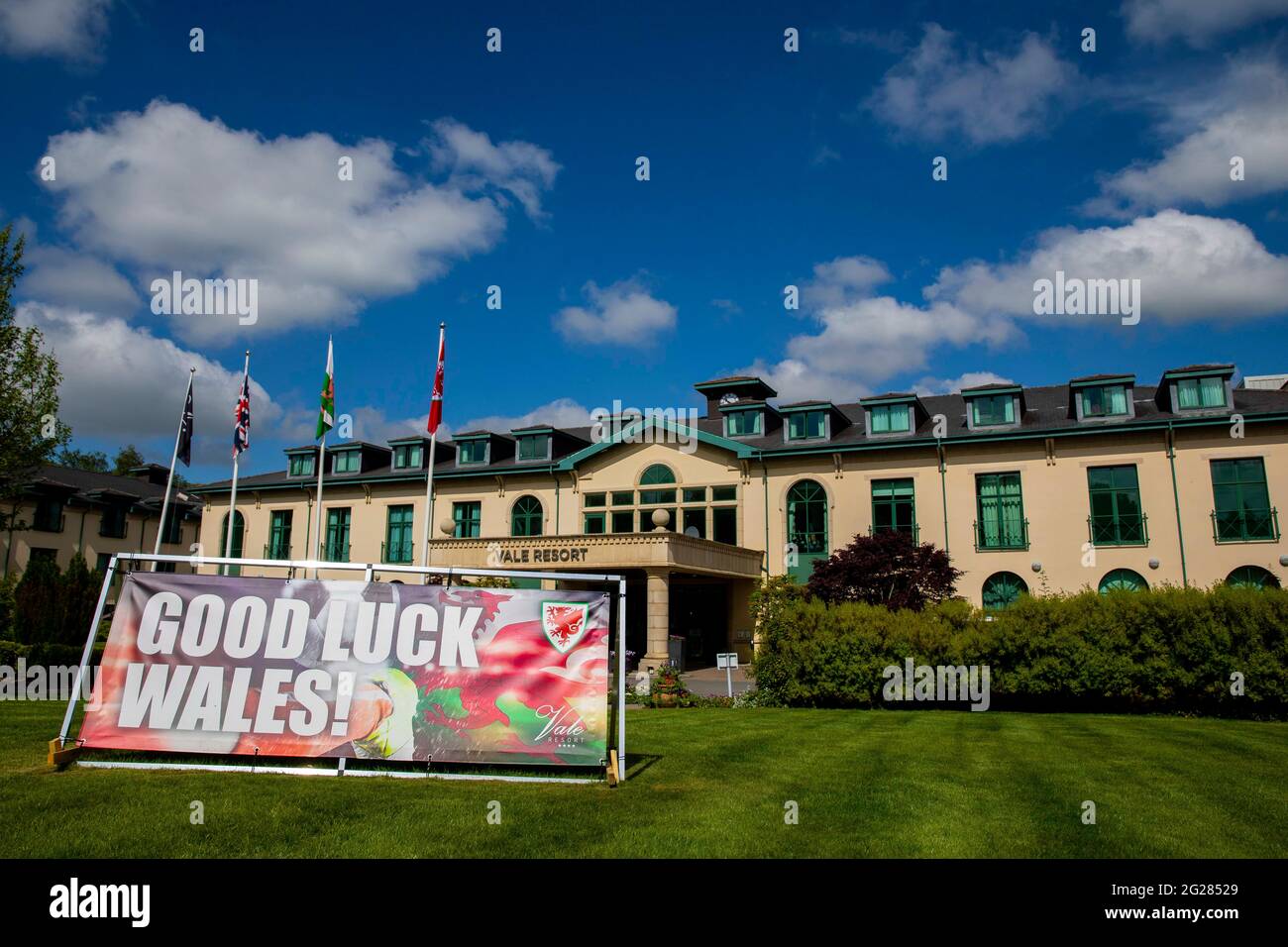 Ein Schild von Good Luck Wales vor dem Vale Resort Hotel & Spa, der regelmäßigen Trainingsbasis der nationalen Fußball- und Rugby-Teams von Wales, Juni Stockfoto