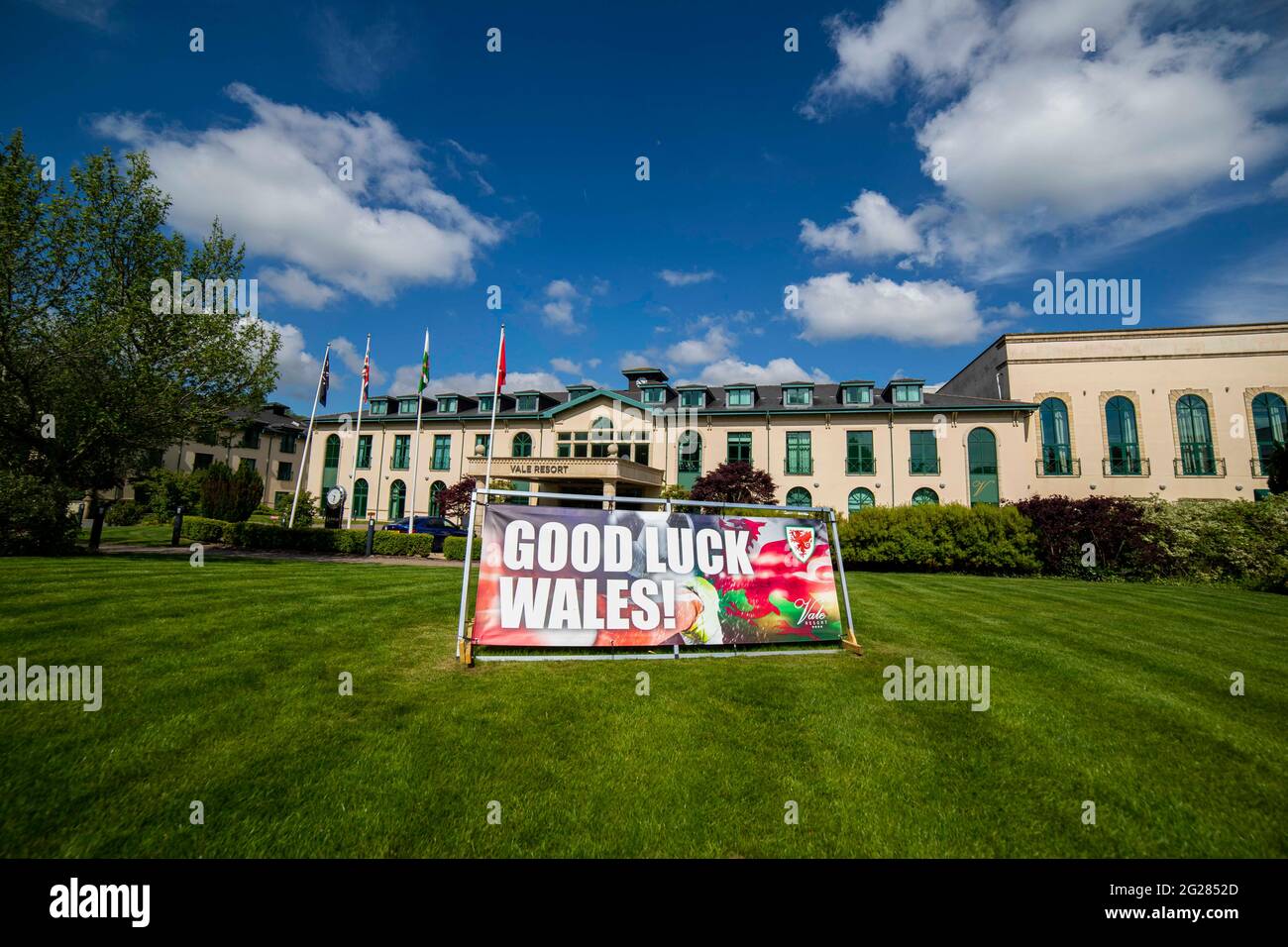 Ein Schild von Good Luck Wales vor dem Vale Resort Hotel & Spa, der regelmäßigen Trainingsbasis der nationalen Fußball- und Rugby-Teams von Wales, Juni Stockfoto