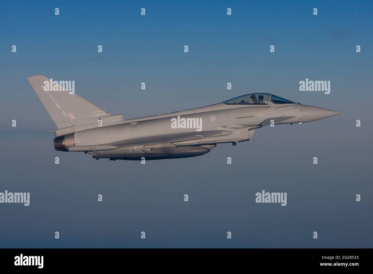 Britischer Eurofighter Typhoon-Jet mit Live-Raketen während einer Flugpolizeimission. Stockfoto