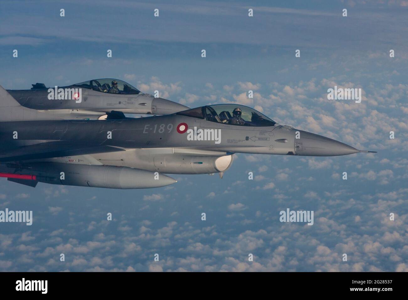 F-16AM-Jets der dänischen Luftwaffe mit Live-Raketen während einer Air Policing-Mission. Stockfoto