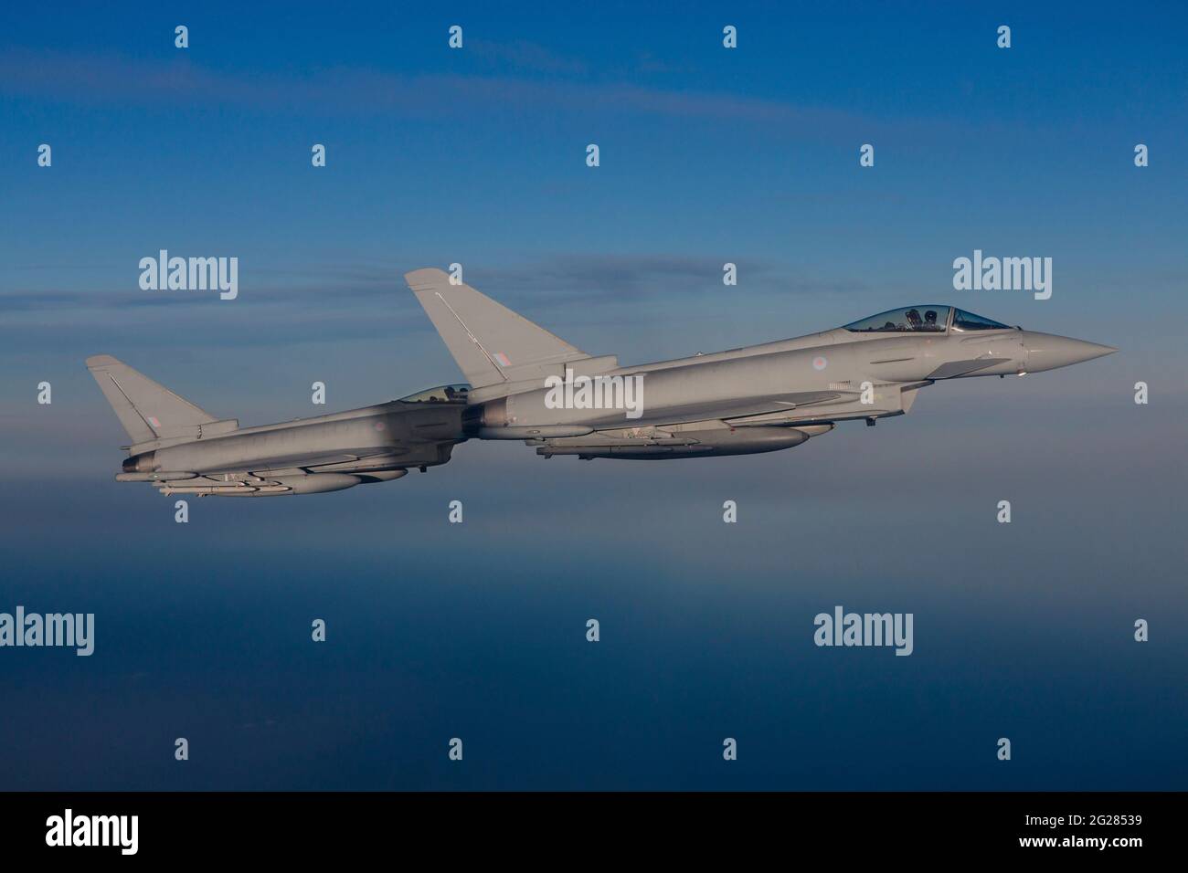 Britische Eurofighter Typhoon-Jets mit Live-Raketen während einer Flugpolizeimission. Stockfoto