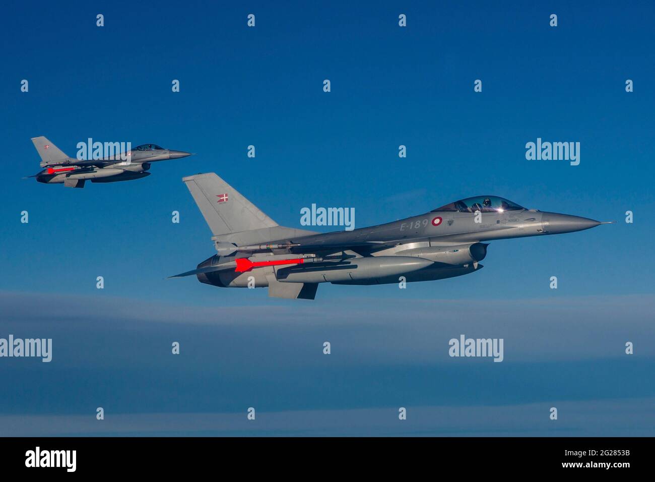 F-16AM-Jet der dänischen Luftwaffe mit Live-Raketen während einer Air Policing-Mission. Stockfoto