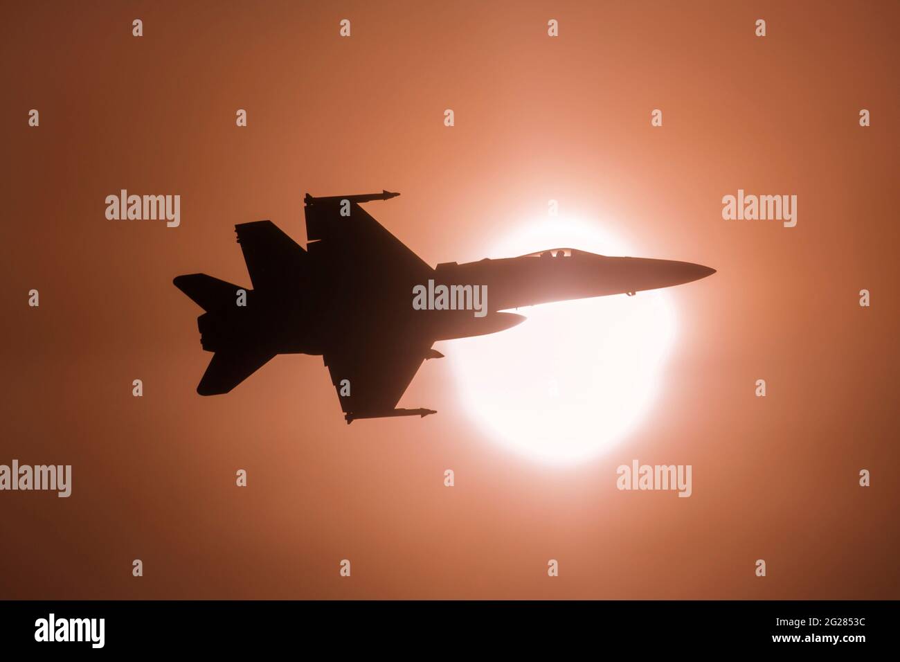 Der F-18C-Jet der finnischen Luftstreitkräfte fliegt an der hellen Sonne vorbei. Stockfoto