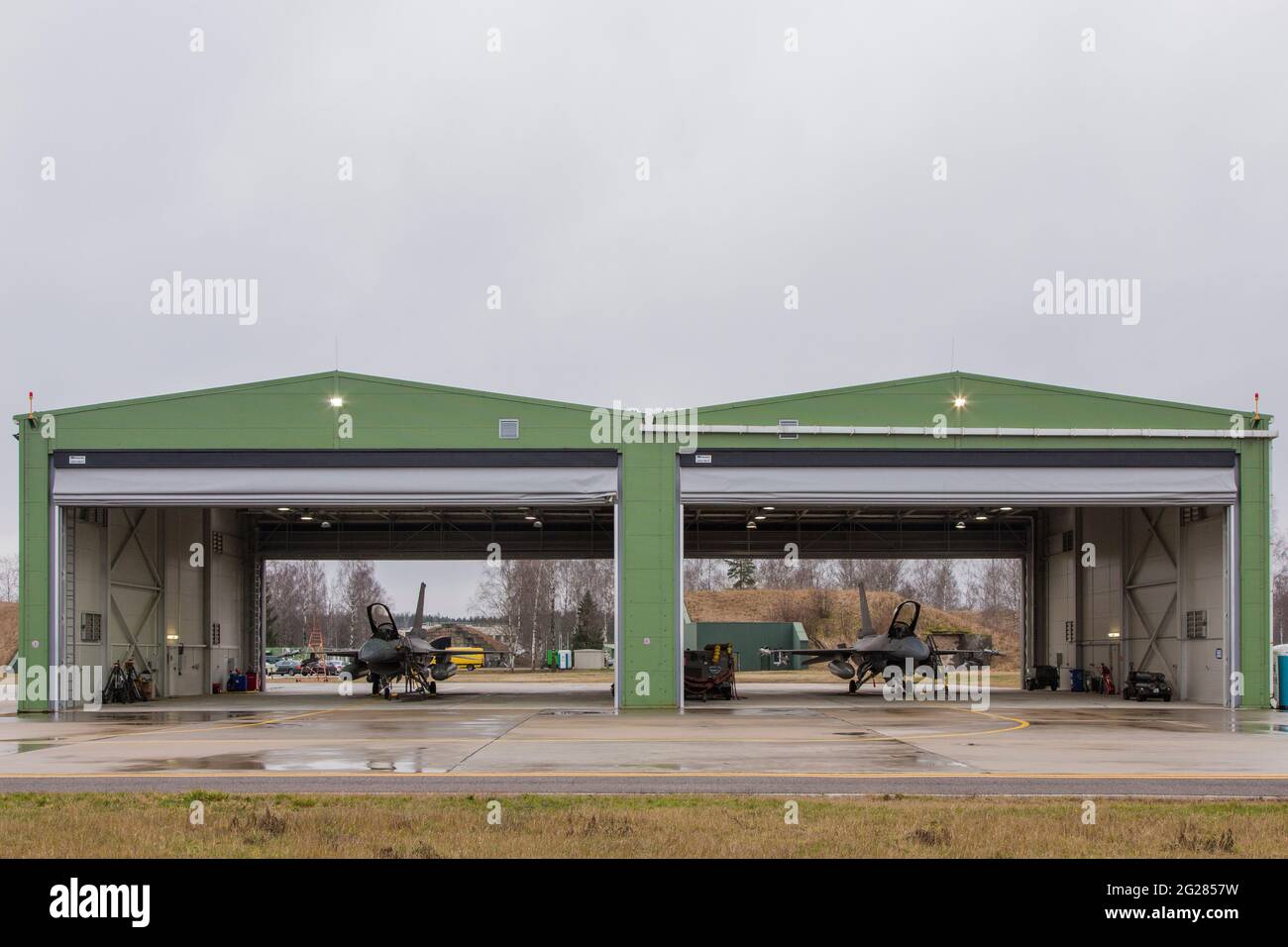 F-16 der belgischen Luftwaffe in Hangar. Stockfoto