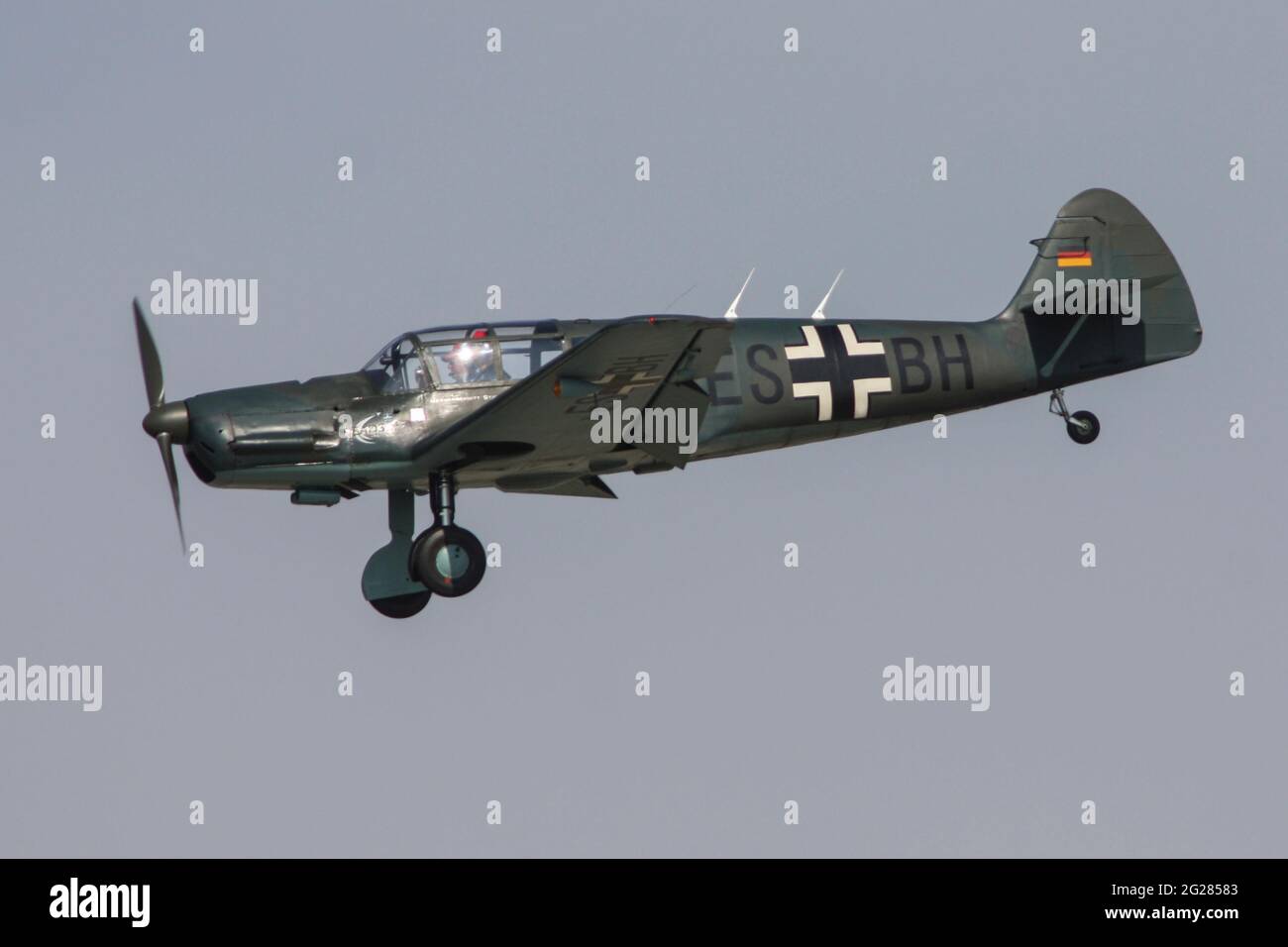 Nachbildung eines BF-108 Taifun-Flugzeugs im Flug über Deutschland. Stockfoto