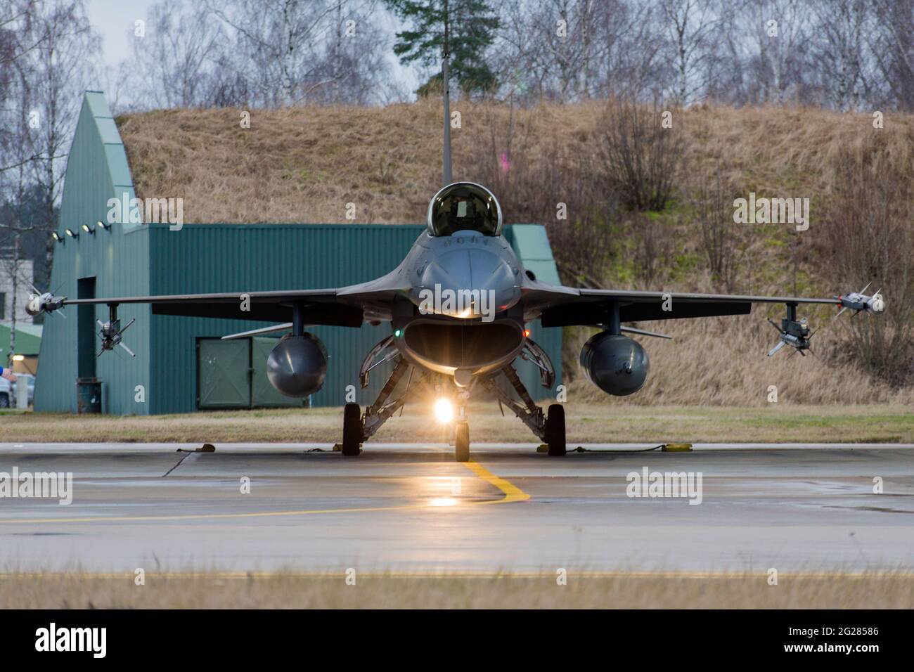 Voll bewaffneter Schnellreaktionsalarm F-16AM der belgischen Luftwaffe. Stockfoto