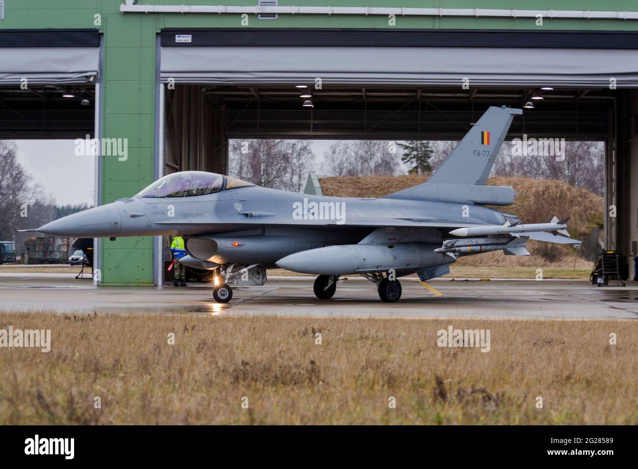 Voll bewaffneter Schnellreaktionsalarm F-16AM der belgischen Luftwaffe. Stockfoto