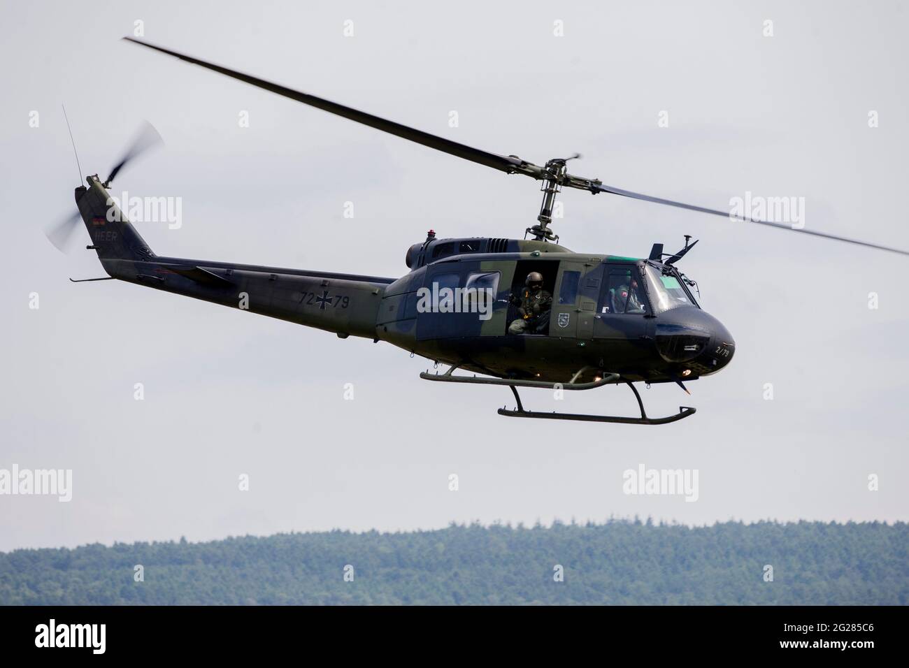Ein Hubschrauber der deutschen Armee UH-1D Huey, der über Deutschland fliegt. Stockfoto