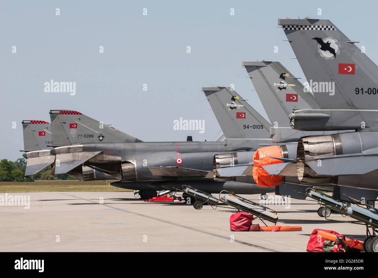 Die F-4 Phantom und F-16 der türkischen Luftstreitkräfte befinden sich auf der Fluglinie des Luftwaffenstützpunkts Lechfeld, Deutschland. Stockfoto